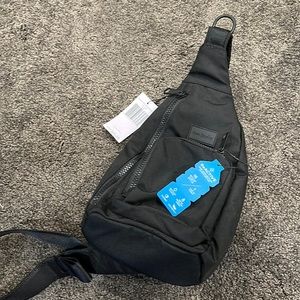 vera bradley reactive sling- black